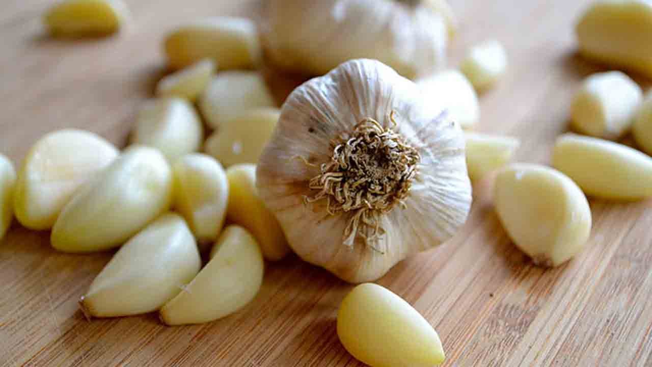 The Health Benefits of Garlic: Insights from Experts