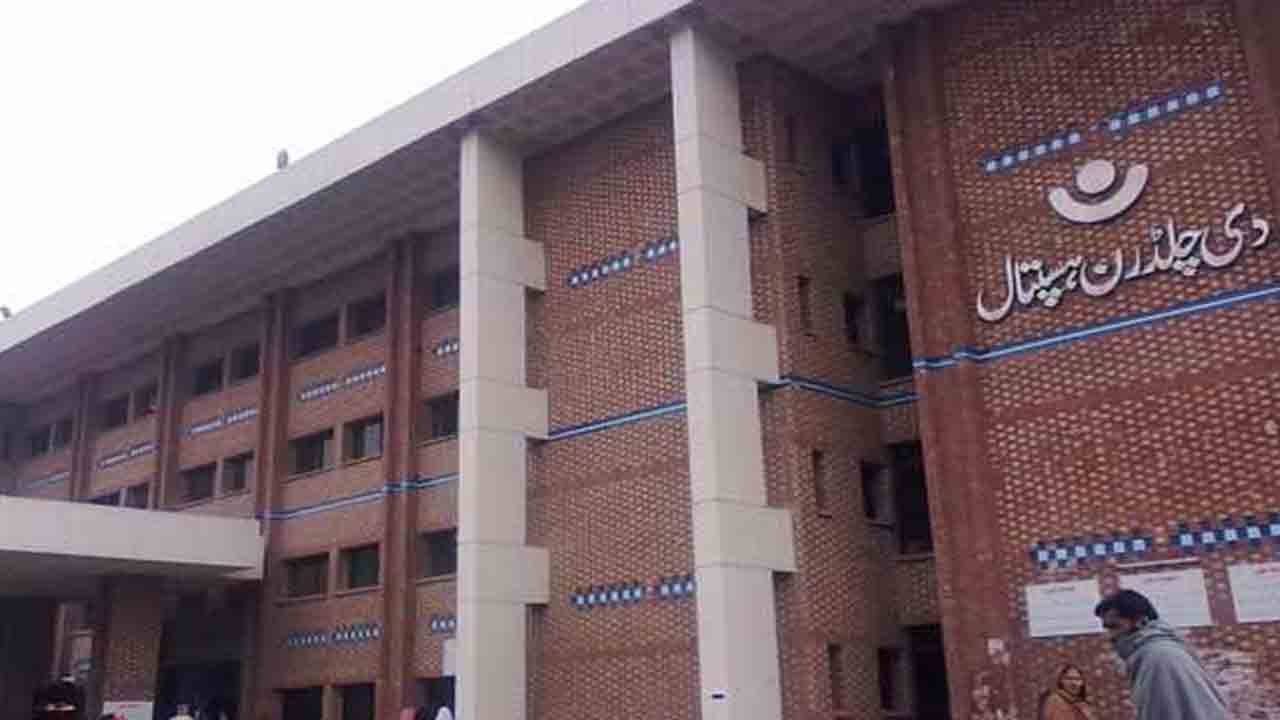 Chaos Erupts in Hospital as Doctor Allegedly Assaults Family Members